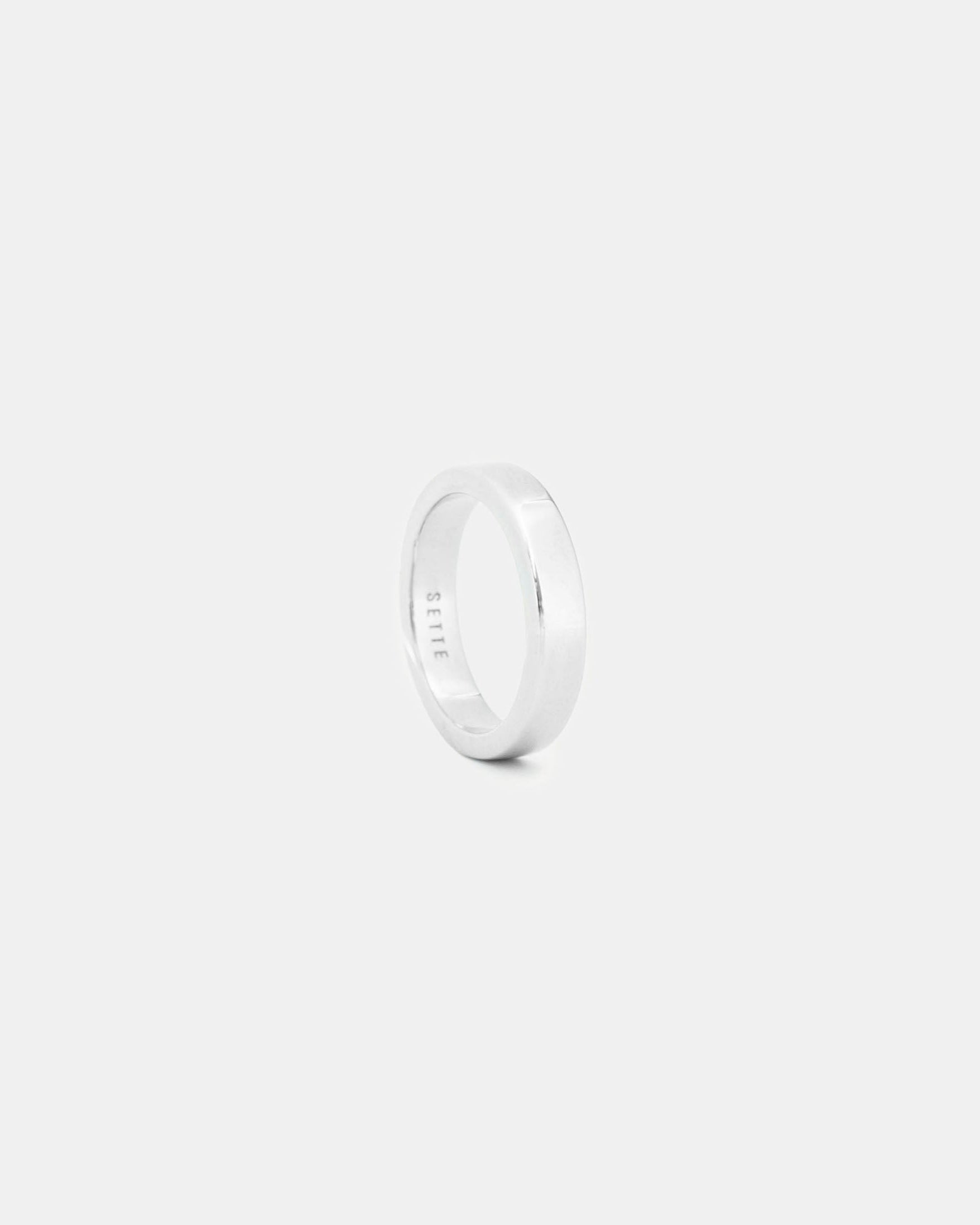 band ring polished silver with a simple and elegant design, displayed on a white background by studio sette