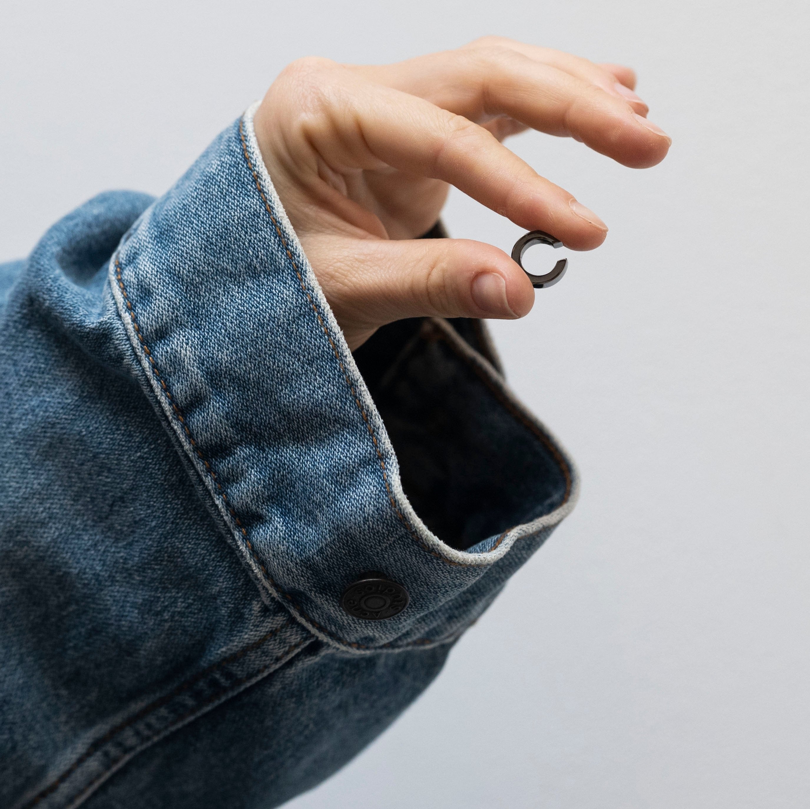 Earcuff_01_denim_hand_black