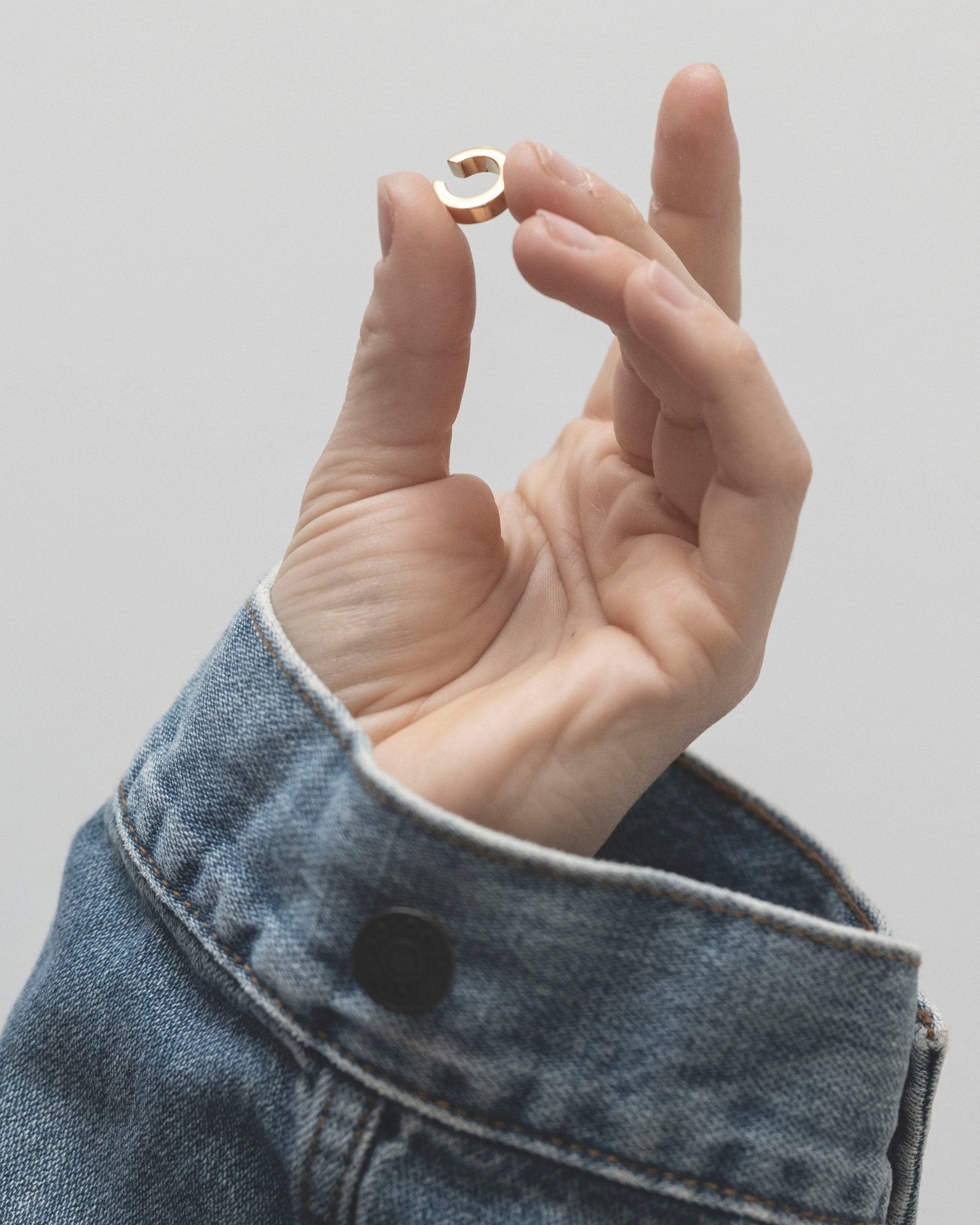 Earcuff_01_gold_hand_white