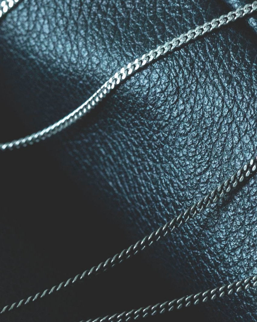 filed curb chain silver on leather material